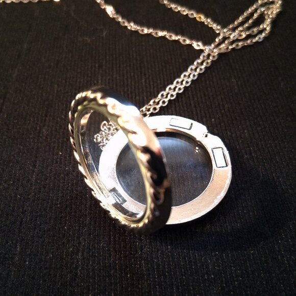 See-Through Locket and a Pair of Nautical and Geometric Drop Leaf Earrings - Picture 5 of 14